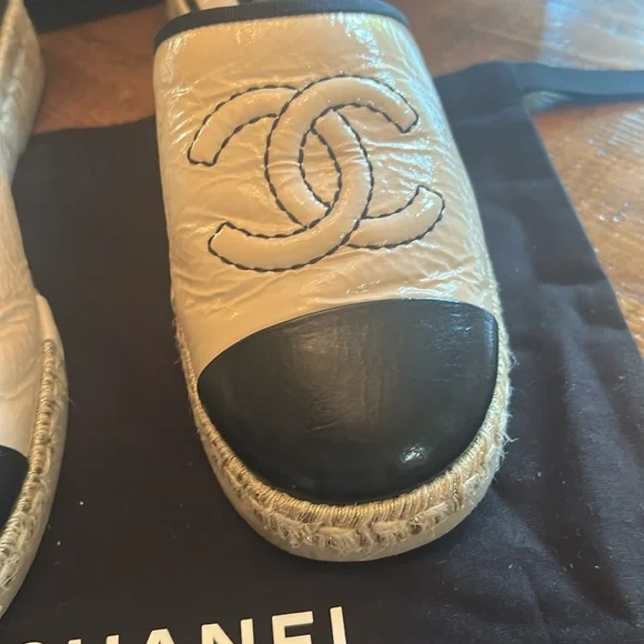 Chanel Black and Beige Mules with CC Design Sz 7 New w defects-store display - Picture 3 of 16